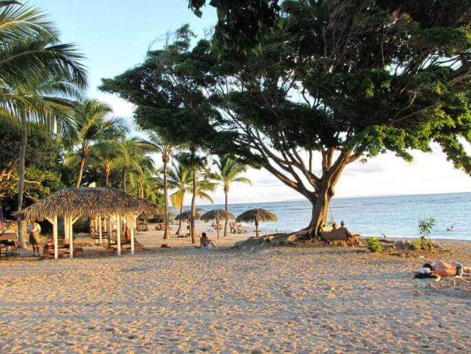 Location Appartement & Villa en Guadeloupe - toujours la plage avec ses carbets ...