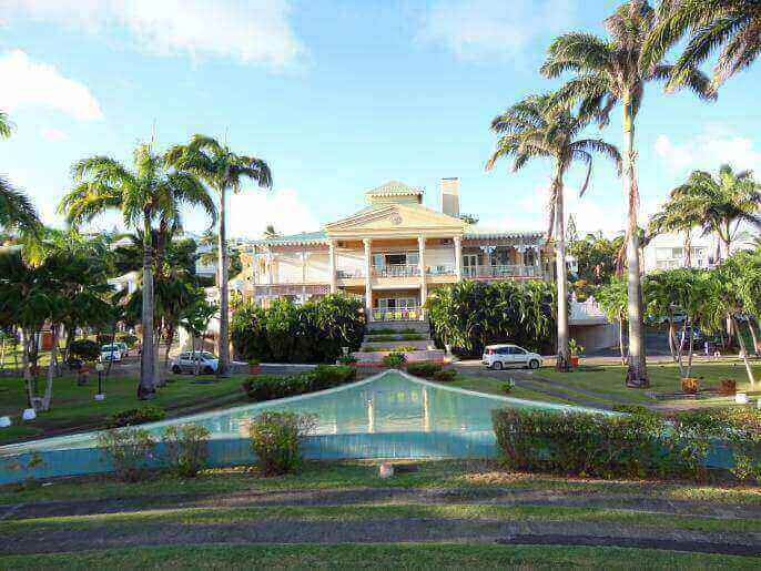 Location Appartement & Villa en Guadeloupe - Vue de côté du bâtiment