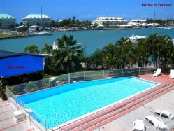 location Maison Villa Guadeloupe - piscine de la résidence avec en arrière plan la Marina