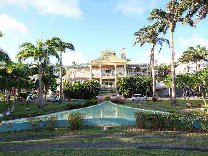 Location VillaAppartement en Guadeloupe - Vue de côté du bâtiment