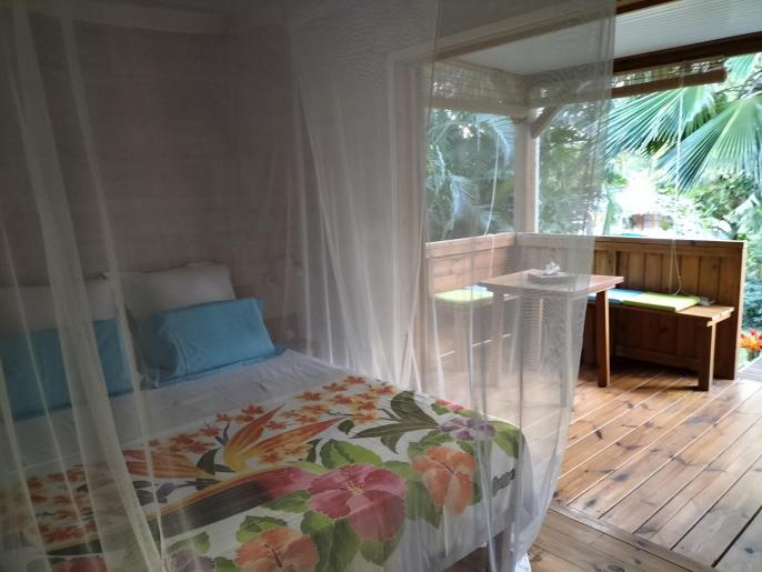 Location VillaBungalow en Guadeloupe - Chambre 1 lit avec la possibilité de mettre un lit bébé .