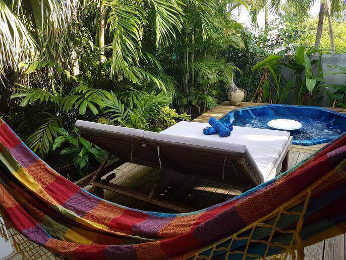 Location VillaBungalow en Guadeloupe - Terrasse avec jacuzzi privé sans vis à vis