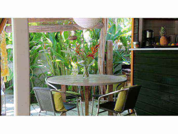 Location VillaBungalow en Guadeloupe - Table pour vos repas et cuisine avec bar