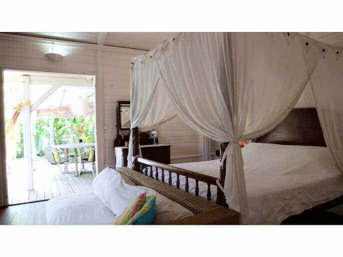 Location VillaBungalow en Guadeloupe - Grande chambre donnant sur la terrasse