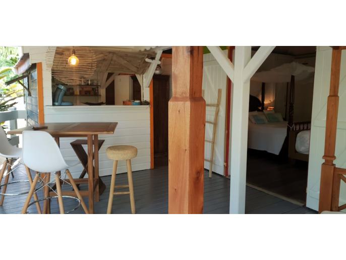 Location VillaBungalow en Guadeloupe - coin repas abrité