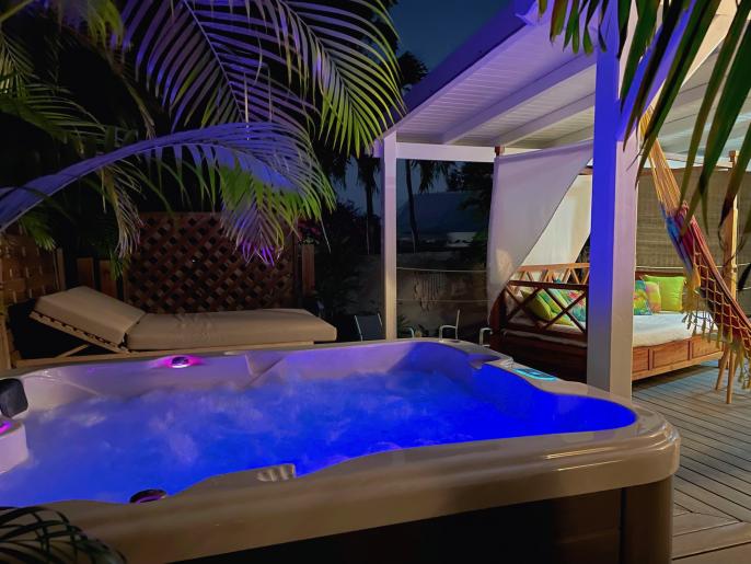 Location VillaBungalow en Guadeloupe - jacuzzi du karaib lodge