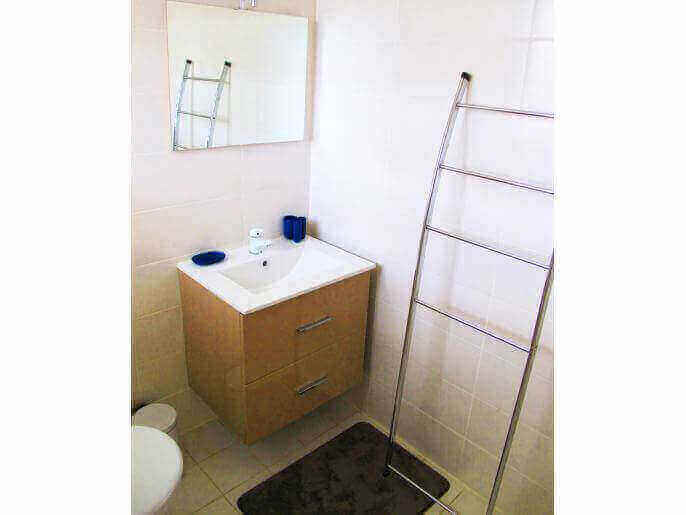 Location Maison/Appartement & Villa en Guadeloupe - Salle d'eau, wc, eau chaude solaire, douche attenante à la 2ème chambre