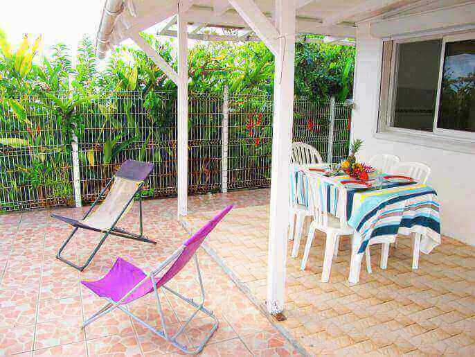 Location Maison/Appartement & Villa en Guadeloupe - Terrasse couverte, amnage et solarium avec transats