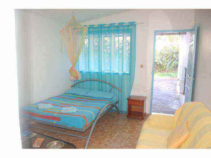 Location VillaMaison/Appartement en Guadeloupe - lit et canapé