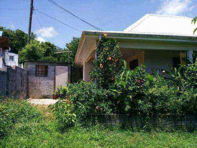 Location VillaMaison en Guadeloupe - La maison et la galerie, vue du jardin