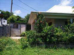 location Maison Villa Guadeloupe - La maison et la galerie, vue du jardin