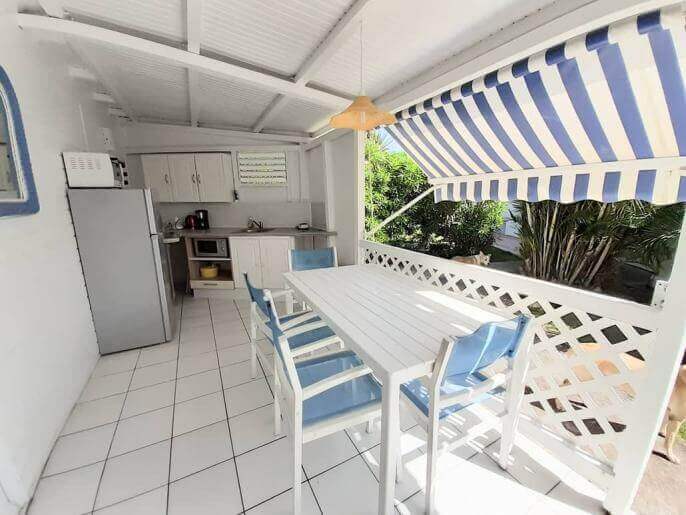 Location VillaMaison en Guadeloupe - Lodge Azur terrasse cuisine