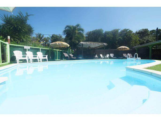Location VillaMaison en Guadeloupe - piscine solarium