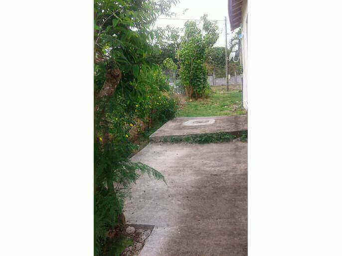 Location VillaMaison en Guadeloupe - petit  jardin avec terrasse
