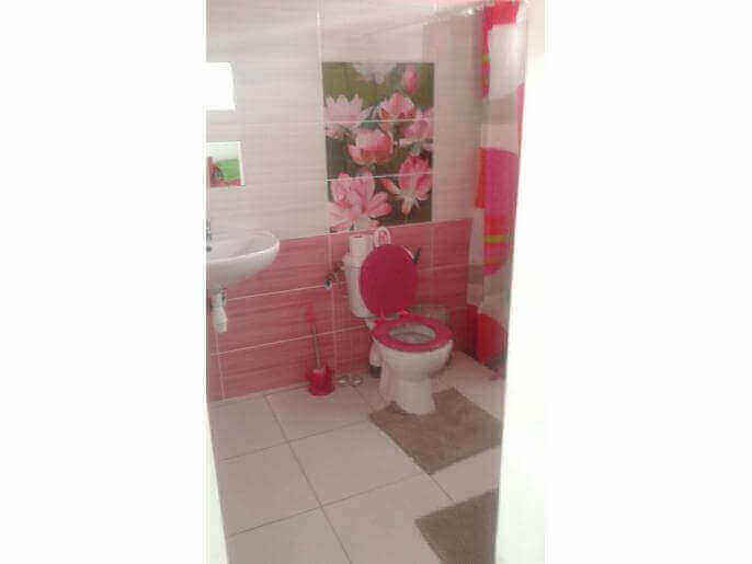 Location VillaMaison en Guadeloupe - salle de bain inclue  dans la chambre. Il existe  aussi des toilettes individuelles