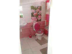 location Maison Villa Guadeloupe - salle de bain inclue  dans la chambre. Il existe  aussi des toilettes individuelles