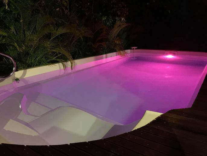 Location VillaMaison en Guadeloupe - Piscine  changement de couleur