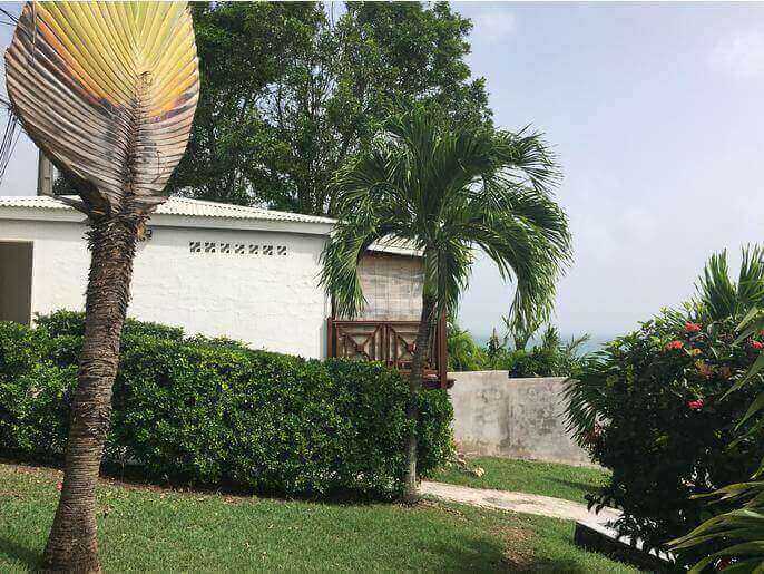 Location VillaMaison en Guadeloupe - Jardin et vue sur le bungalow indépendant