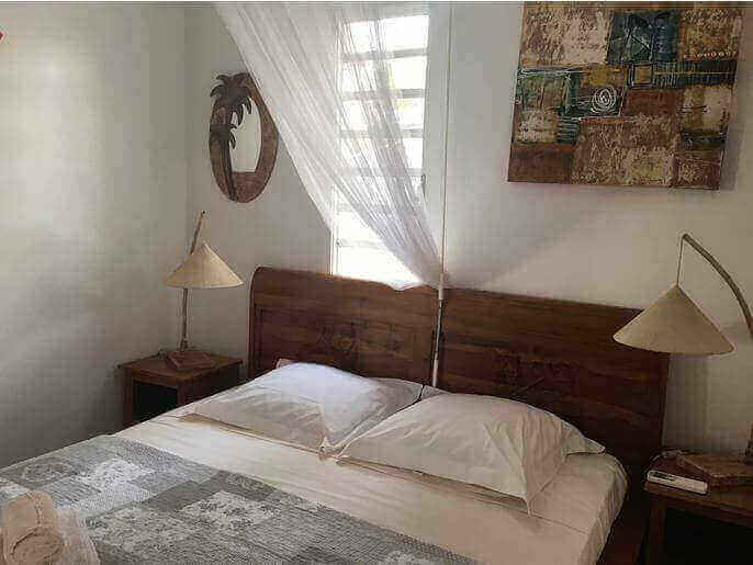 Location VillaMaison en Guadeloupe - Chambre climatisée RDC droite avec lit de 160 avec placard