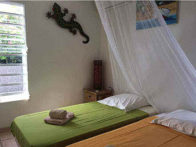 Location VillaMaison en Guadeloupe - Chambre climatisée RDC gauche avec 2 lits de 90 (pouvant être unifiés) avec placard