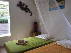 location Maison Villa Guadeloupe - Chambre climatisée RDC gauche avec 2 lits de 90 (pouvant être unifiés) avec placard