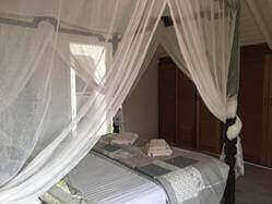 location Maison Villa Guadeloupe - Suite (chambre avec salle de douche et WC indépendant)  climatisée à l'étage droite avec lit de 180 avec placard