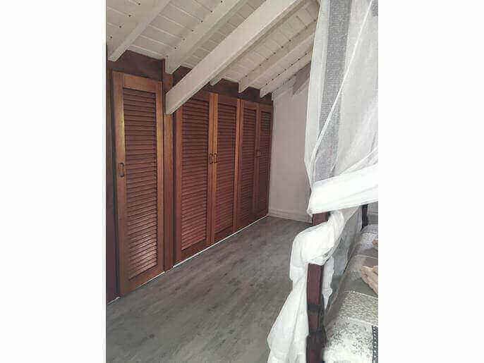 Location VillaMaison en Guadeloupe - Suite (chambre avec salle de douche et WC indépendant)  climatisée à l'étage droite avec lit de 180 avec placard