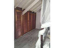 location Maison Villa Guadeloupe - Suite (chambre avec salle de douche et WC indépendant)  climatisée à l'étage droite avec lit de 180 avec placard