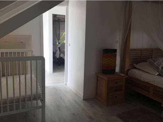 Location Maison & Villa en Guadeloupe - Suite (chambre avec salle de douche et WC indépendant)  climatisée à l'étage gauche avec lit de 160 et lit bébé avec placard