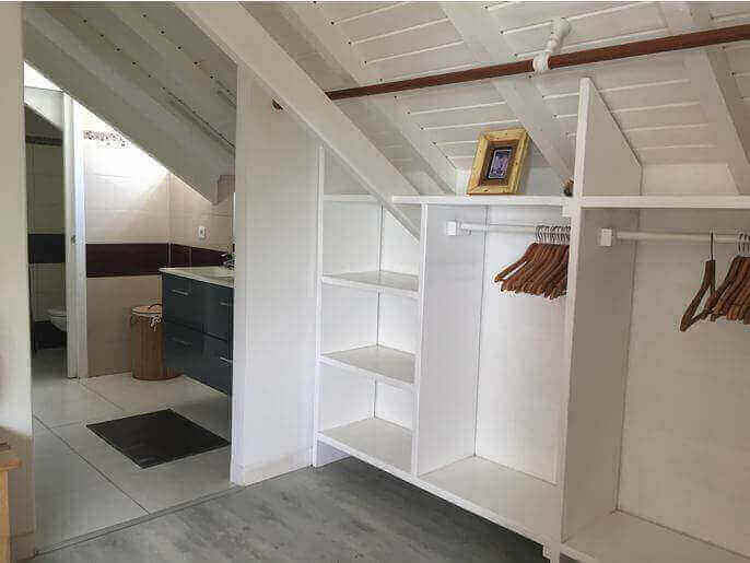 Location VillaMaison en Guadeloupe - Suite (chambre avec salle de douche et WC indépendant)  climatisée à l'étage gauche avec lit de 160 et lit bébé avec placard
