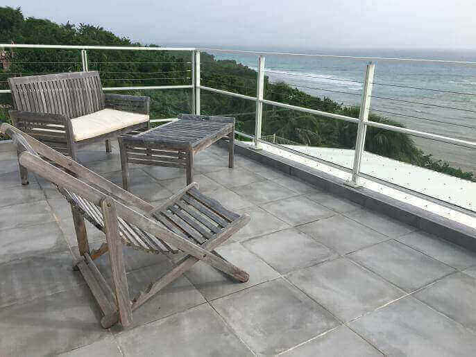 Location VillaMaison en Guadeloupe - Terrasse ouverte à l'étage avec sa pleine vue mer 