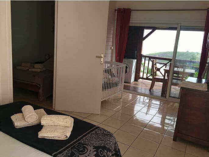 Location Maison & Villa en Guadeloupe - Pièce à vivre avec lit 140 et lit bébé