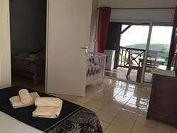 location Maison Villa Guadeloupe - Pièce à vivre avec lit 140 et lit bébé