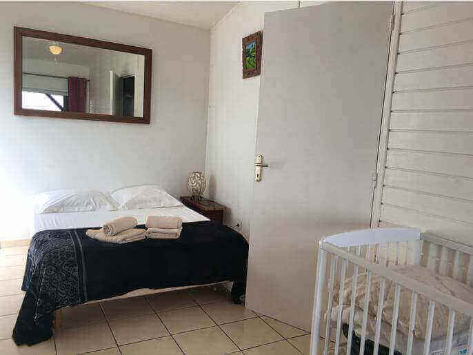 Location VillaMaison en Guadeloupe - bungalow pièce à vivre ventilée lit 140 et lit bébé