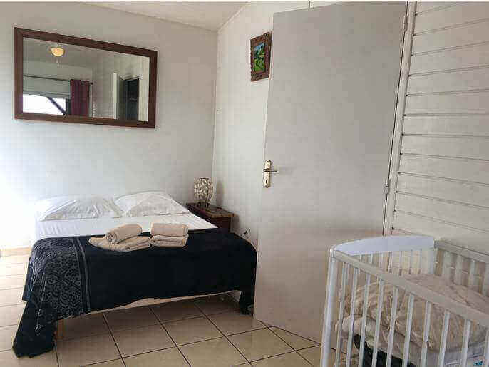 Location VillaMaison en Guadeloupe - bungalow pice  vivre ventile lit 140 et lit bb