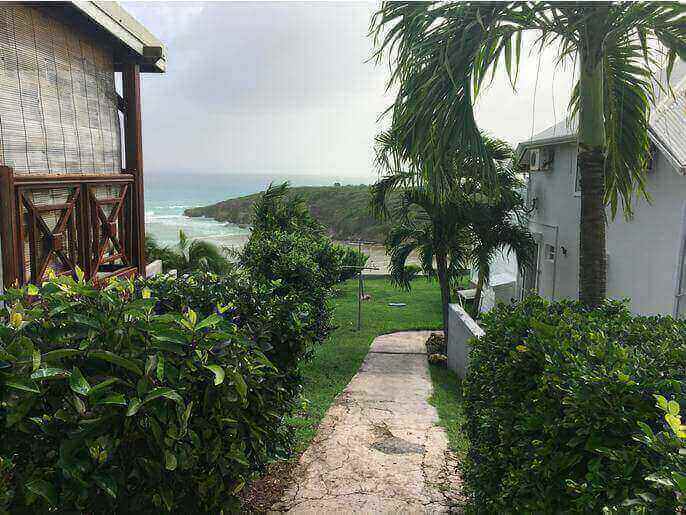 Location VillaMaison en Guadeloupe - accès du bungalow à la villa
