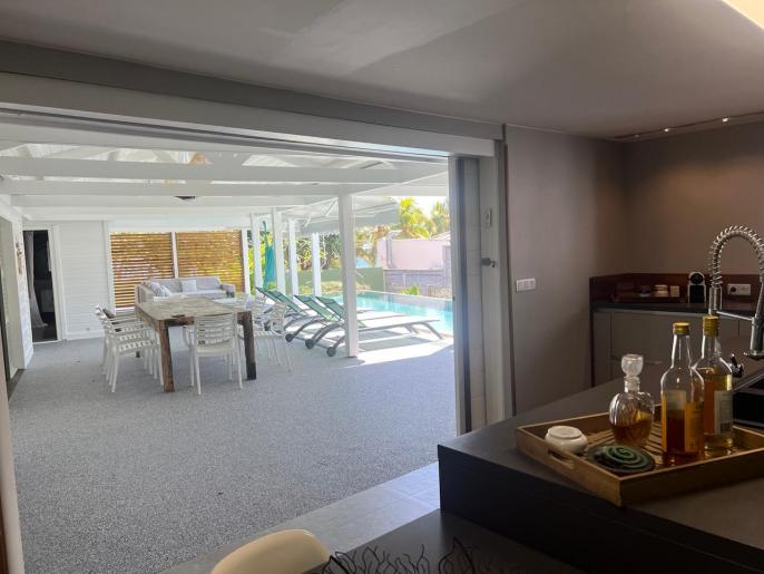 Location VillaMaison en Guadeloupe - cuisine ouverte sur la terrasse