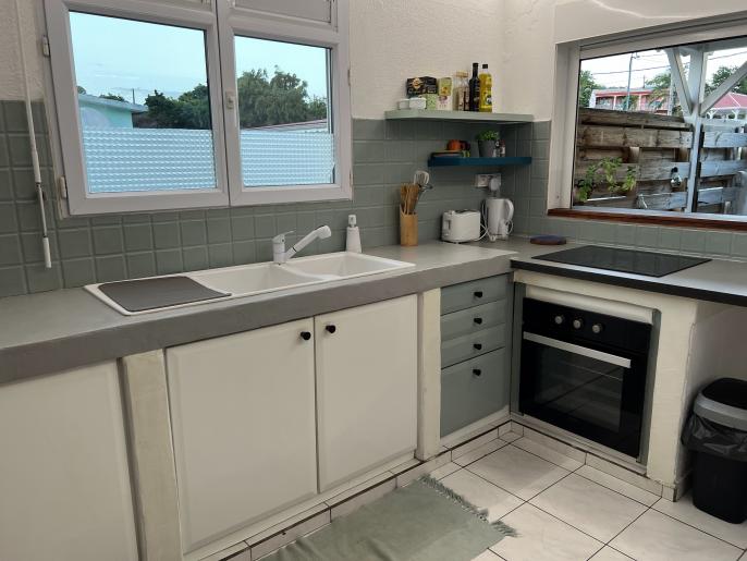 Location VillaMaison en Guadeloupe - Cuisine ouverte sur la terrasse
