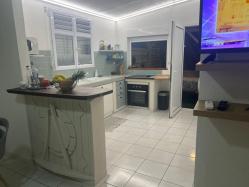 location Maison Villa Guadeloupe - Cuisine ouverte sur la terrasse et le salon