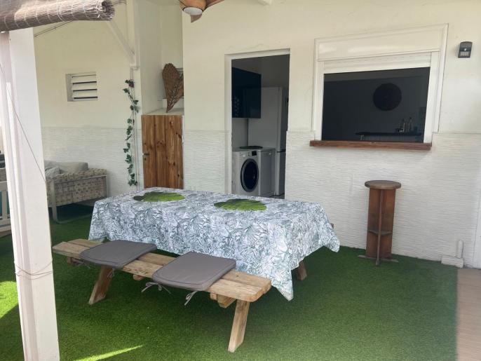 Location VillaMaison en Guadeloupe - Espace repas sur la terrasse