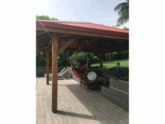 Location VillaMaison en Guadeloupe - Carbet et douche extérieur côté piscine