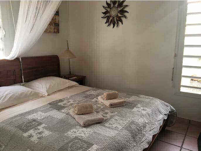 Location VillaMaison en Guadeloupe - Chambre climatisée RDC droite avec lit de 160 avec placard