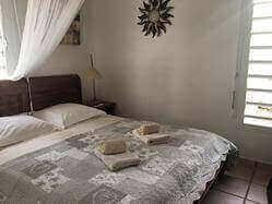 location Maison Villa Guadeloupe - Chambre climatisée RDC droite avec lit de 160 avec placard