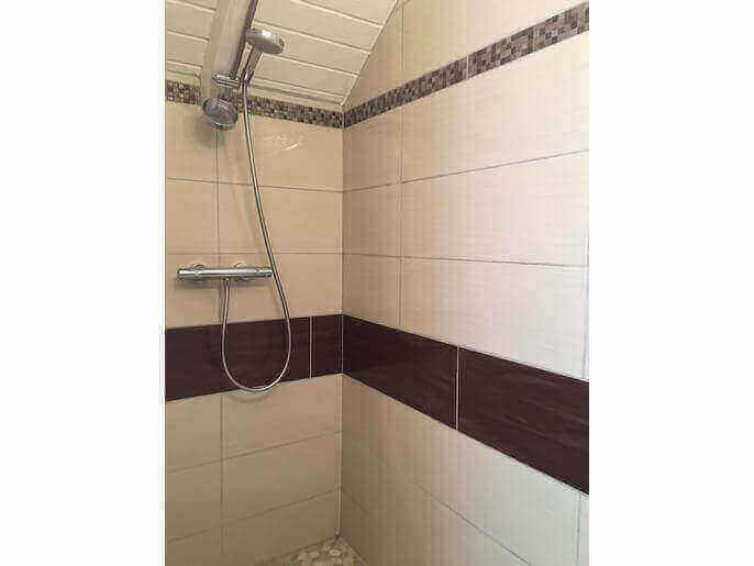 Location VillaMaison en Guadeloupe - Douche des suites parentales à l'étage