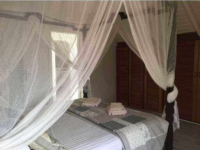 Location VillaMaison en Guadeloupe - Suite (chambre avec salle de douche et WC indépendant)  climatisée à l'étage droite avec lit de 180 avec placard