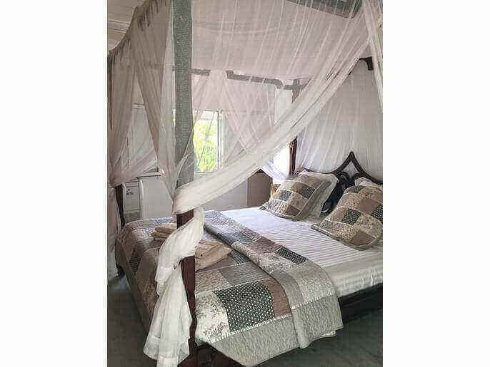 Location VillaMaison en Guadeloupe - Suite (chambre avec salle de douche et WC indépendant)  climatisée à l'étage droite avec lit de 180 avec placard