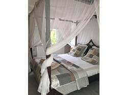 location Maison Villa Guadeloupe - Suite (chambre avec salle de douche et WC indépendant)  climatisée à l'étage droite avec lit de 180 avec placard