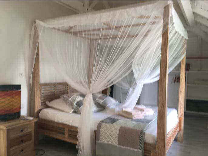 Location VillaMaison en Guadeloupe - Suite (chambre avec salle de douche et WC indépendant)  climatisée à l'étage gauche avec lit de 160 avec placard
