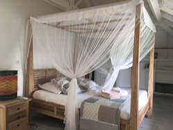 location Maison Villa Guadeloupe - Suite (chambre avec salle de douche et WC indépendant)  climatisée à l'étage gauche avec lit de 160 avec placard