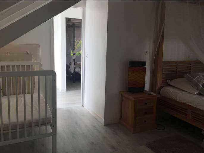 Location VillaMaison en Guadeloupe - Suite (chambre avec salle de douche et WC indépendant)  climatisée à l'étage gauche avec lit de 160 et lit bébé avec placard